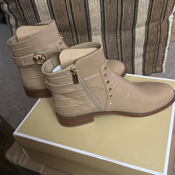 New in the box Michael Kors! - Picture 2 of 4